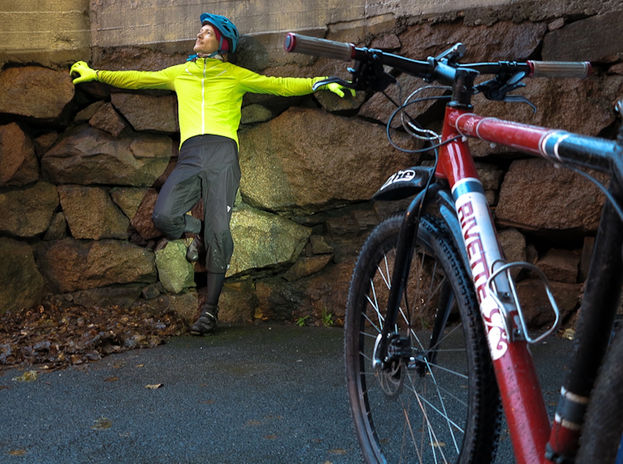 SYNLIG: Du trenger ikke å være klam eller oppblåst for å være synlig i trafikken. Gul windstopper-jakke fra Craft og gule hansker fra Defeet. Foto: Jo-Inge Mandt