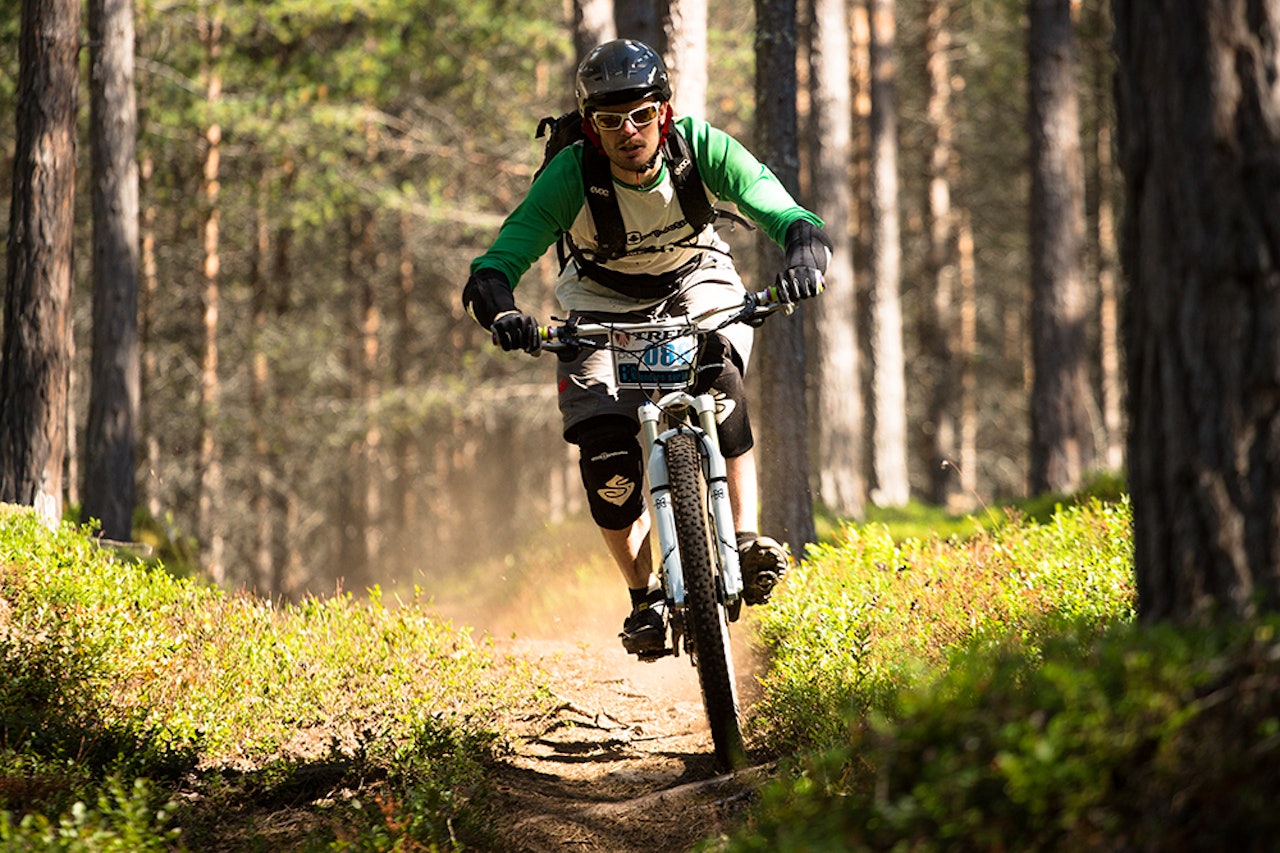 FLYT I LANGE BANER: Ola Alsterholm suser av gårde på barnålsstier under Sogndal Enduro. Foto: Jo-Inge FLYT I LANGE BANER: Ola Alsterholm suser av gårde på barnålsstier under Sogndal Enduro. Foto: Jo-Inge
