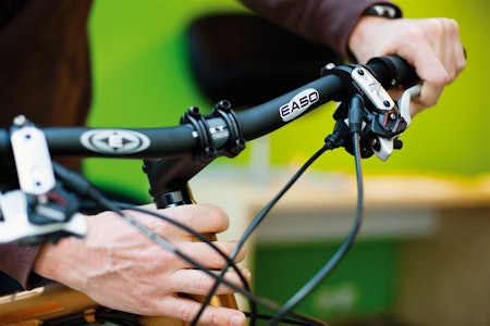 STYRELAGERET: Hold forbremsene inne og rugg sykkelen frem og tilbake. Kjenn med hånda rundt styrelageret om det klikker. Sjekk at styret svinger fritt uten ujevn følelse. STYRELAGERET: Hold forbremsene inne og rugg sykkelen frem og tilbake. Kjenn med hånda rundt styrelageret om det klikker. Sjekk at styret svinger fritt uten ujevn følelse.