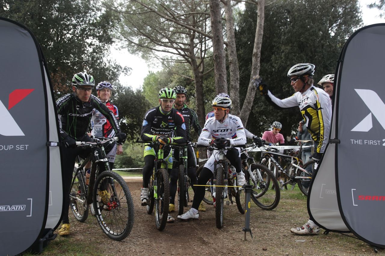 MÅLESTOKKEN: Proffene setter i gang på Frischis signal. Marco Fontana, Jose Hermida og Nino Schurter tar det pent i starten. MÅLESTOKKEN: Proffene setter i gang på Frischis signal. Marco Fontana, Jose Hermida og Nino Schurter tar det pent i starten.