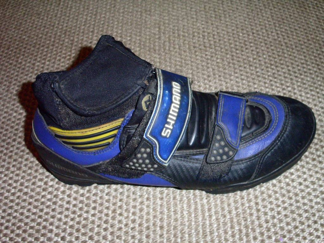 Man tager et par standard vintersko uten knotter.. Man tager et par standard vintersko uten knotter..