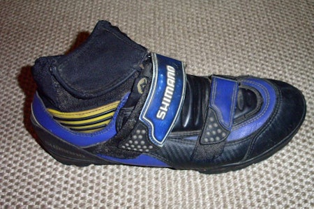 Man tager et par standard vintersko uten knotter.. Man tager et par standard vintersko uten knotter..