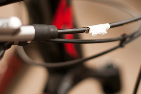 VÆR BEREDT: Med kjedeskjøtelink på bremseslangen slipper du frustrasjon over å lete etter denne lille delen i sekken, i lomma, eller i verktøykassa.  VÆR BEREDT: Med kjedeskjøtelink på bremseslangen slipper du frustrasjon over å lete etter denne lille delen i sekken, i lomma, eller i verktøykassa.