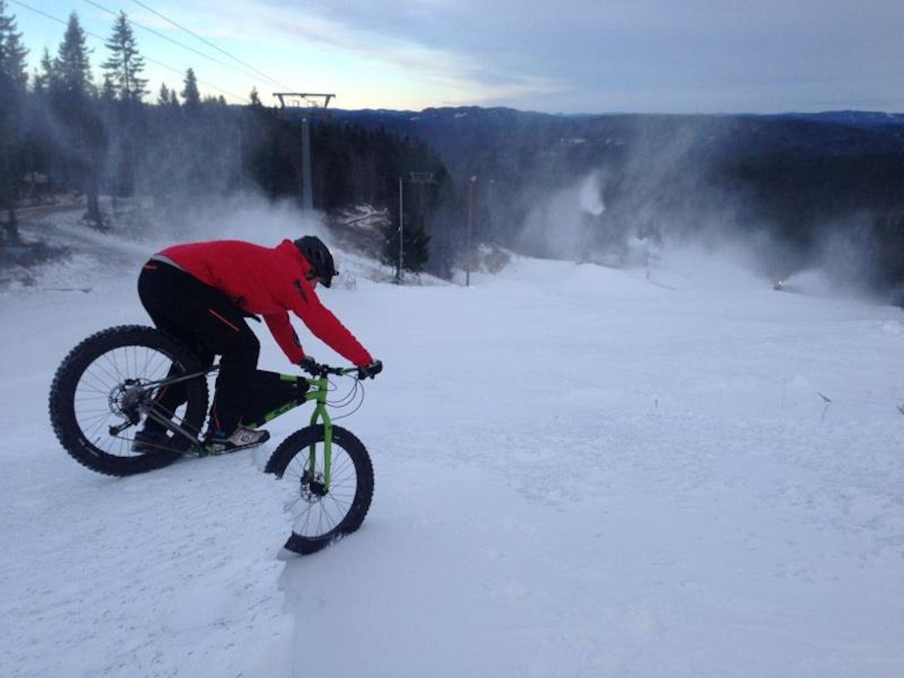 Befaringen tidligere har blant annet bestått i elegant svev og dropper, som vist her. Foto: fatbikes.no Befaringen tidligere har blant annet bestått i elegant svev og dropper, som vist her. Foto: fatbikes.no