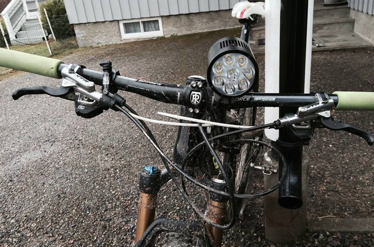 MÅNELYST: Denne lykta gjør det lekende lett å sykle teknisk terreng i høstmørket. Foto: Privat MÅNELYST: Denne lykta gjør det lekende lett å sykle teknisk terreng i høstmørket. Foto: Privat