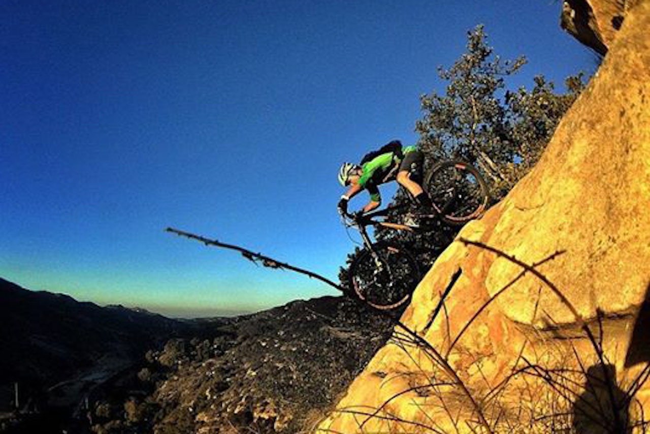 BRYLLUPSREISE: Schurter tok en liten pause fra hvetebrødsdagene for å gi legendene Rey og Lopes en leksjon i stisykling med høyt sete.  BRYLLUPSREISE: Schurter tok en liten pause fra hvetebrødsdagene for å gi legendene Rey og Lopes en leksjon i stisykling med høyt sete.