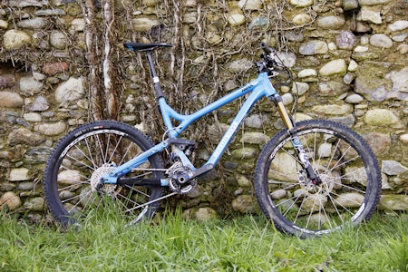 ..SOMETHING BLUE: Commencal fortsetter å holde på sin vakre blåfarge. Sykkelen skiller seg ut i mengden, og fremstår som ren og balansert i designet. Legg også merke til Matchende XO komponenter fra SRAM. ..SOMETHING BLUE: Commencal fortsetter å holde på sin vakre blåfarge. Sykkelen skiller seg ut i mengden, og fremstår som ren og balansert i designet. Legg også merke til Matchende XO komponenter fra SRAM.