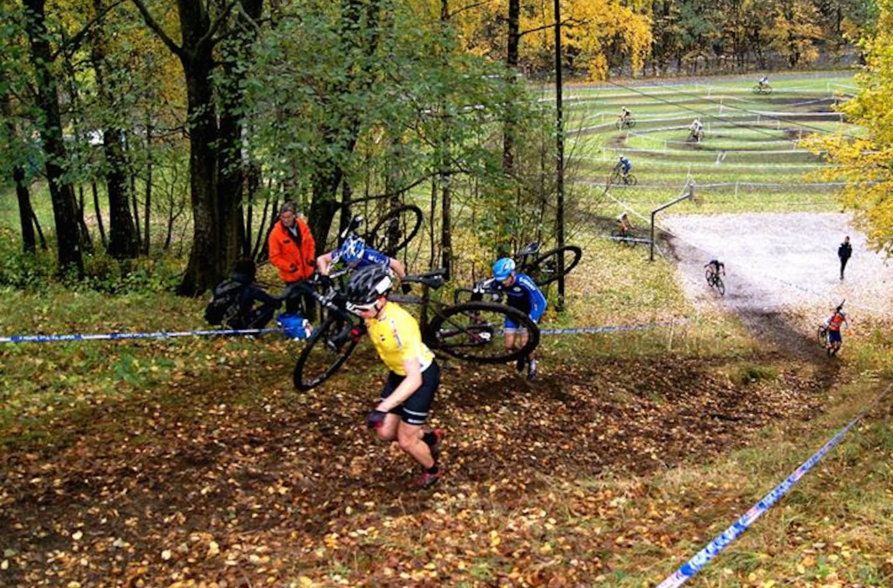 SULTEN: Fredrik Haraldseth (foran) leder NC i kross når bare siste runde og NM gjenstår. Men alt må klaffe for at han skal vinne, og Morten Vaeng (i blått) puster ham i nakken. Foto: Postkaffe/Tine Risberget SULTEN: Fredrik Haraldseth (foran) leder NC i kross når bare siste runde og NM gjenstår. Men alt må klaffe for at han skal vinne, og Morten Vaeng (i blått) puster ham i nakken. Foto: Postkaffe/Tine Risberget