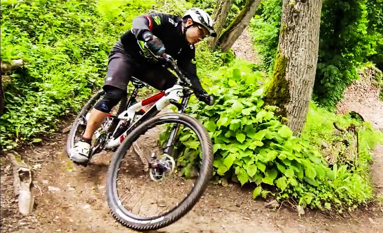 SKARP SVING: Alles kritikk til 29-er sykler handler om at de er mindre lekne og manøvrerbare, men rundt denne hårnålen, og i filmen ellers, ser det ut som Ben Cruz finner flyten på den nye Cannondale Trigger 29 Carbon. SKARP SVING: Alles kritikk til 29-er sykler handler om at de er mindre lekne og manøvrerbare, men rundt denne hårnålen, og i filmen ellers, ser det ut som Ben Cruz finner flyten på den nye Cannondale Trigger 29 Carbon.