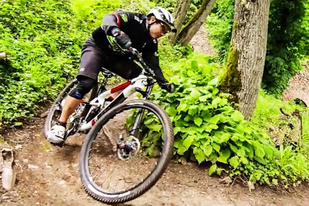 SKARP SVING: Alles kritikk til 29-er sykler handler om at de er mindre lekne og manøvrerbare, men rundt denne hårnålen, og i filmen ellers, ser det ut som Ben Cruz finner flyten på den nye Cannondale Trigger 29 Carbon. SKARP SVING: Alles kritikk til 29-er sykler handler om at de er mindre lekne og manøvrerbare, men rundt denne hårnålen, og i filmen ellers, ser det ut som Ben Cruz finner flyten på den nye Cannondale Trigger 29 Carbon.