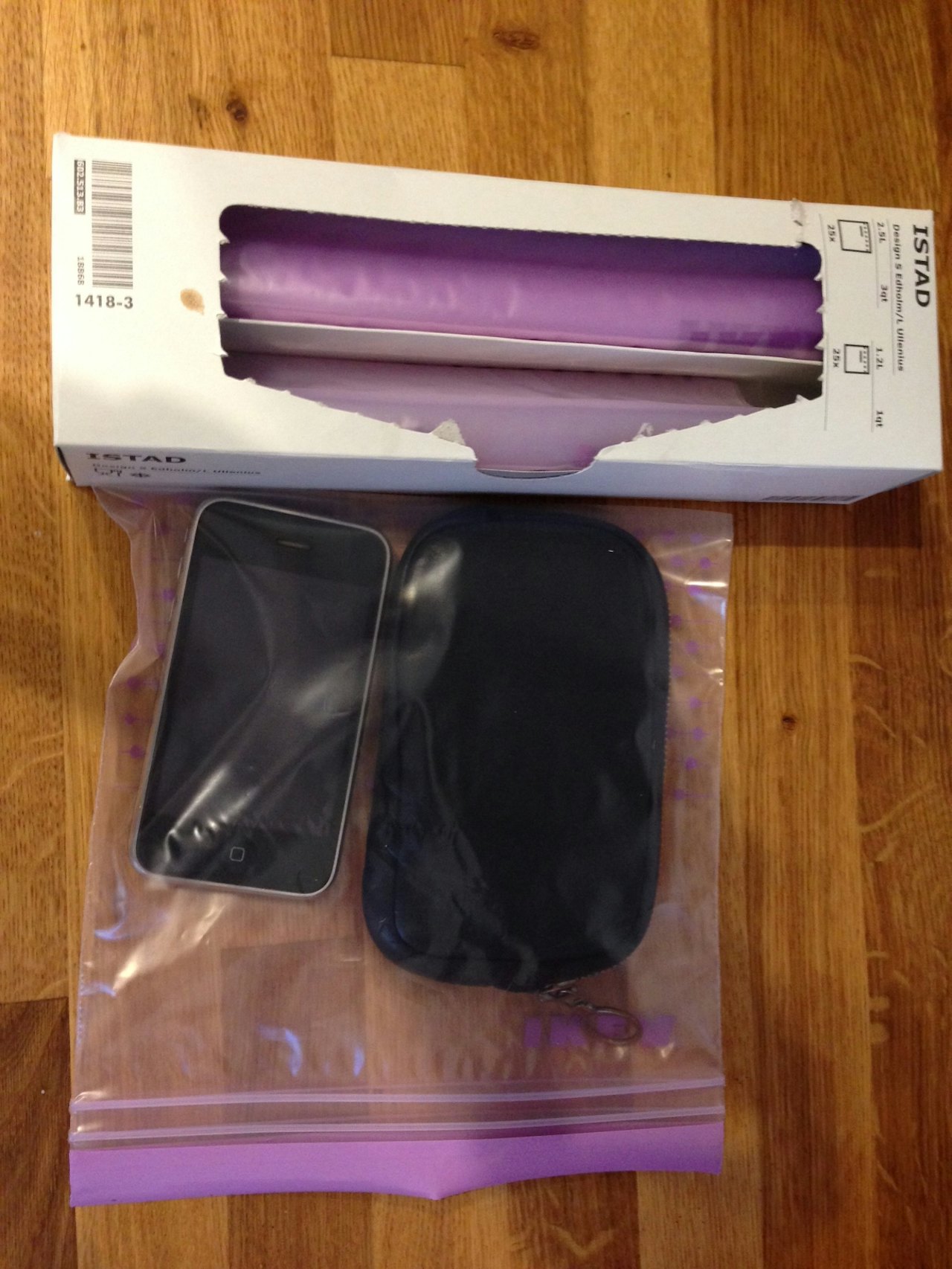 VANNTETT: I Ikeas Istad-poser ligger mobilen trygt. Her sammen med lommebok.  VANNTETT: I Ikeas Istad-poser ligger mobilen trygt. Her sammen med lommebok.