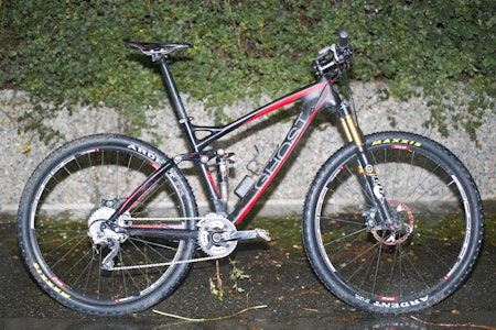 VANLIG SYKKEL- SPESIELL DEMPER: Sykkelen ser i utgangspunktet helt vanlig ut, men prototypen er utstyrt med det nye elektroniske dempersystemet, E:I. VANLIG SYKKEL- SPESIELL DEMPER: Sykkelen ser i utgangspunktet helt vanlig ut, men prototypen er utstyrt med det nye elektroniske dempersystemet, E:I.