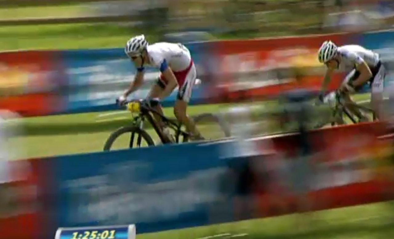 SOM EI KULA: Jaroslav Kulhavy var overlegen i spurten. Nino Schurter kom ikke en gang rundt den store tsjekkeren.Foto: Scott-Sports.com SOM EI KULA: Jaroslav Kulhavy var overlegen i spurten. Nino Schurter kom ikke en gang rundt den store tsjekkeren.Foto: Scott-Sports.com