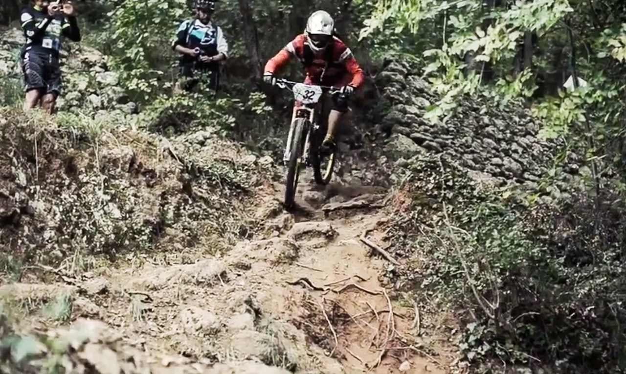 TRØKK I PEDALENE: Det går unna når Nico Lau legger støvet bak seg på stiene i Finale Ligure. TRØKK I PEDALENE: Det går unna når Nico Lau legger støvet bak seg på stiene i Finale Ligure.