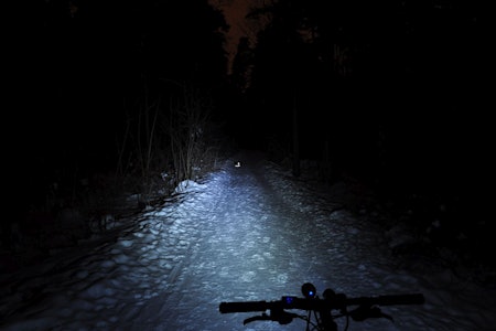 LANG STRÅLE: Supernova M33 lyser langt og lenge, men er ikke like kraftig som Lupine Tesla. Bagen med reflekser står ca 40 meter unna lykta. LANG STRÅLE: Supernova M33 lyser langt og lenge, men er ikke like kraftig som Lupine Tesla. Bagen med reflekser står ca 40 meter unna lykta.