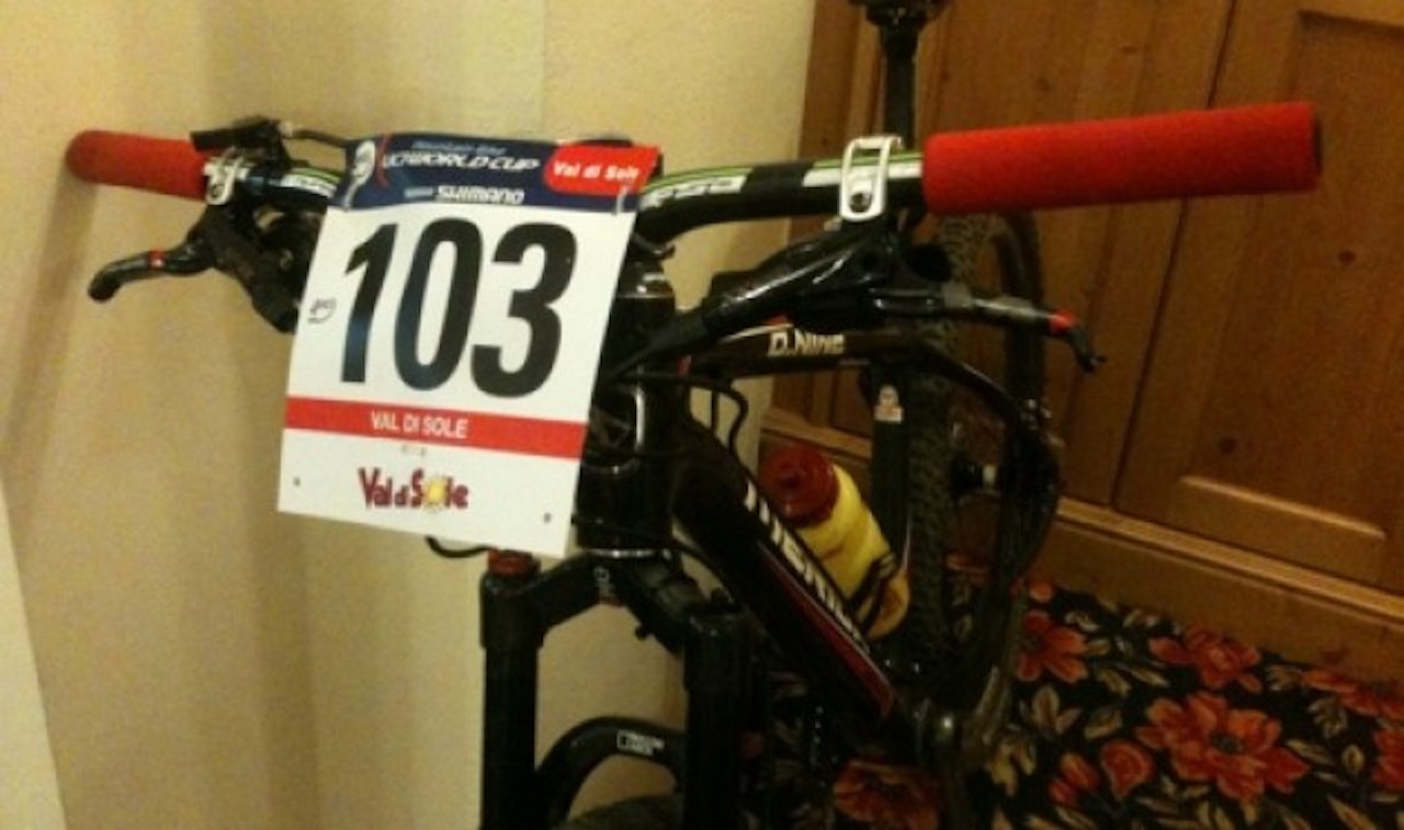 HUNDREOGTRE UTE: Startnummer 103 markerer tredjeplassen sammenlagt i U23-klassen. HUNDREOGTRE UTE: Startnummer 103 markerer tredjeplassen sammenlagt i U23-klassen.