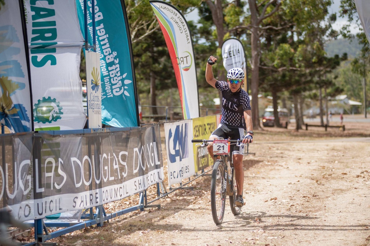 ETAPPESEIER: Greg Saw tok seieren i Atherton foran venner og familie. Foto: Marathonmtb.com ETAPPESEIER: Greg Saw tok seieren i Atherton foran venner og familie. Foto: Marathonmtb.com