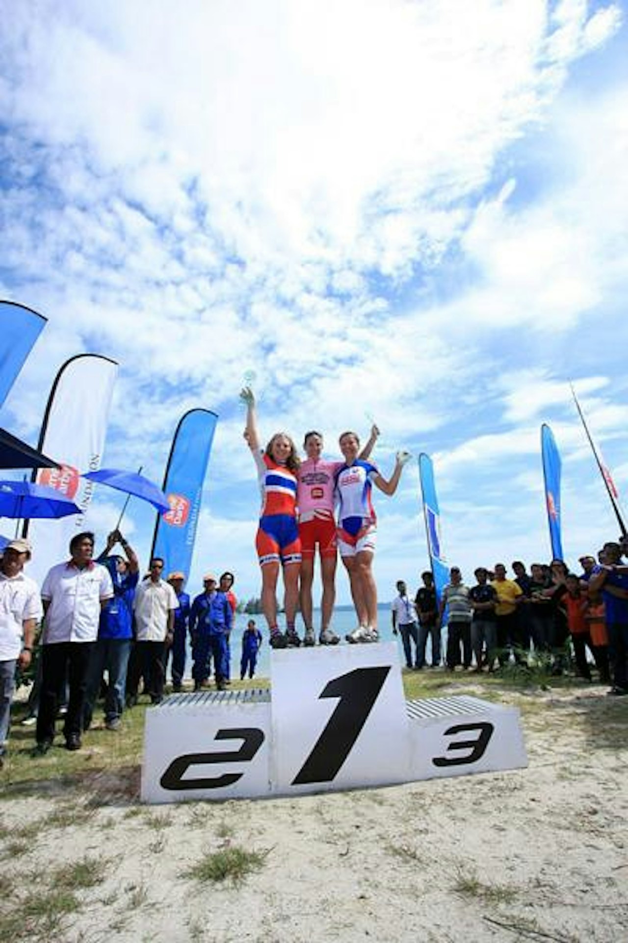 NUMMER TO: Elisabeth Sveum ble nummer to sammenlagt i Malaysia. Lea Davison vant, mens Janka Stevkova ble nummer tre. Foto: Langkawi International Mountain Bike Challenge NUMMER TO: Elisabeth Sveum ble nummer to sammenlagt i Malaysia. Lea Davison vant, mens Janka Stevkova ble nummer tre. Foto: Langkawi International Mountain Bike Challenge
