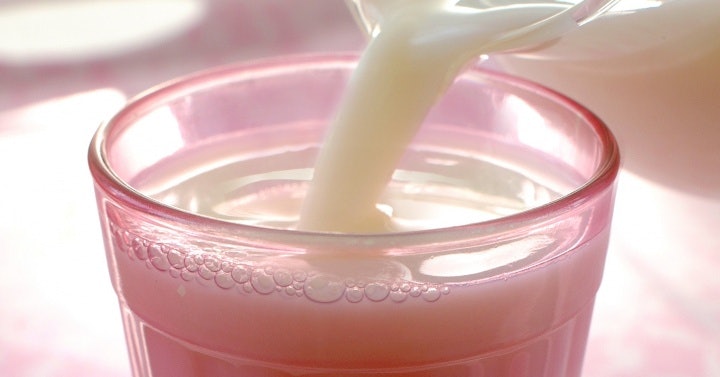 PROTEINKILDE: Melk er en naturlig sunn kilde til både kalsium og proteiner. Et glass skummetmelk etter trening kan kanskje være like bra som proteinpulver? melk