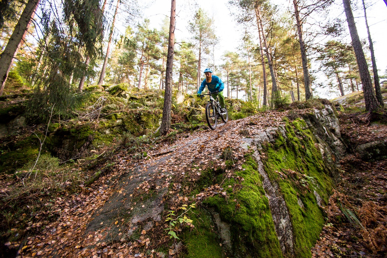 LITE FRIKSJON: Det går nesten galt når Aslak Mørstad prøver seg på en sleip hval av et svaberg ute ved Hvervenbukta. Bilde: Christian Nerdrum LITE FRIKSJON: Det går nesten galt når Aslak Mørstad prøver seg på en sleip hval av et svaberg ute ved Hvervenbukta. Bilde: Christian Nerdrum