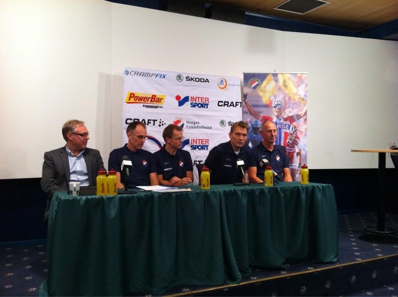 NYE LEDERE: Under dagens pressekonferanse ble Hans Falk (t.h) presentert som ny sportsjef. Fra venstre: Harald Tiedeman, Bjørn Sætre, Eddy Knutsen Storsæter og Stig Kristiansen. Foto: NCF NYE LEDERE: Under dagens pressekonferanse ble Hans Falk (t.h) presentert som ny sportsjef. Fra venstre: Harald Tiedeman, Bjørn Sætre, Eddy Knutsen Storsæter og Stig Kristiansen. Foto: NCF