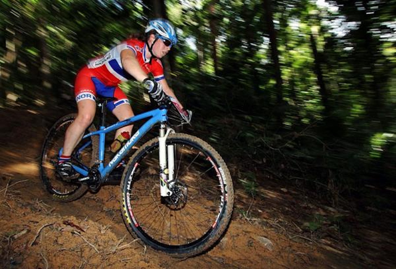 IMPONERER: Elisabeth Sveum har imponert i Malaysia. Selv om gårsdagens etappe ble en tøff dag på jobben, beholdt hun andreplassen sammenlagt. Foto: Langkawi International Mountain Bike Challenge IMPONERER: Elisabeth Sveum har imponert i Malaysia. Selv om gårsdagens etappe ble en tøff dag på jobben, beholdt hun andreplassen sammenlagt. Foto: Langkawi International Mountain Bike Challenge