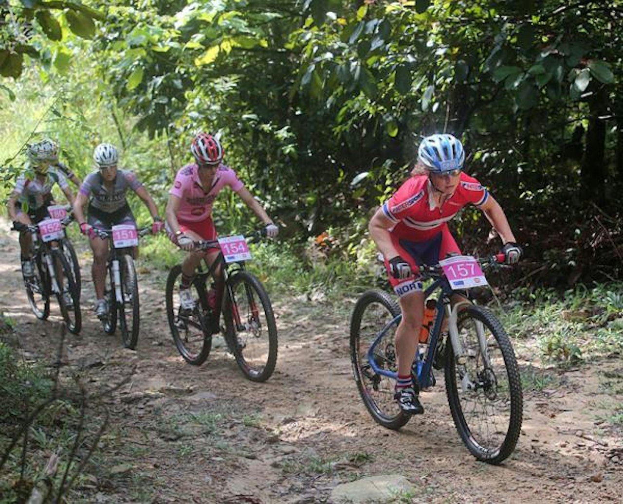 I FRONT: Elisabeth Sveum kjørte sterkt på slutten og kapret den siste plassen på pallen, samtidig som hun tok viktige sekunder i sammendraget. Foto: Langkawi International Mountain Bike Challenge I FRONT: Elisabeth Sveum kjørte sterkt på slutten og kapret den siste plassen på pallen, samtidig som hun tok viktige sekunder i sammendraget. Foto: Langkawi International Mountain Bike Challenge