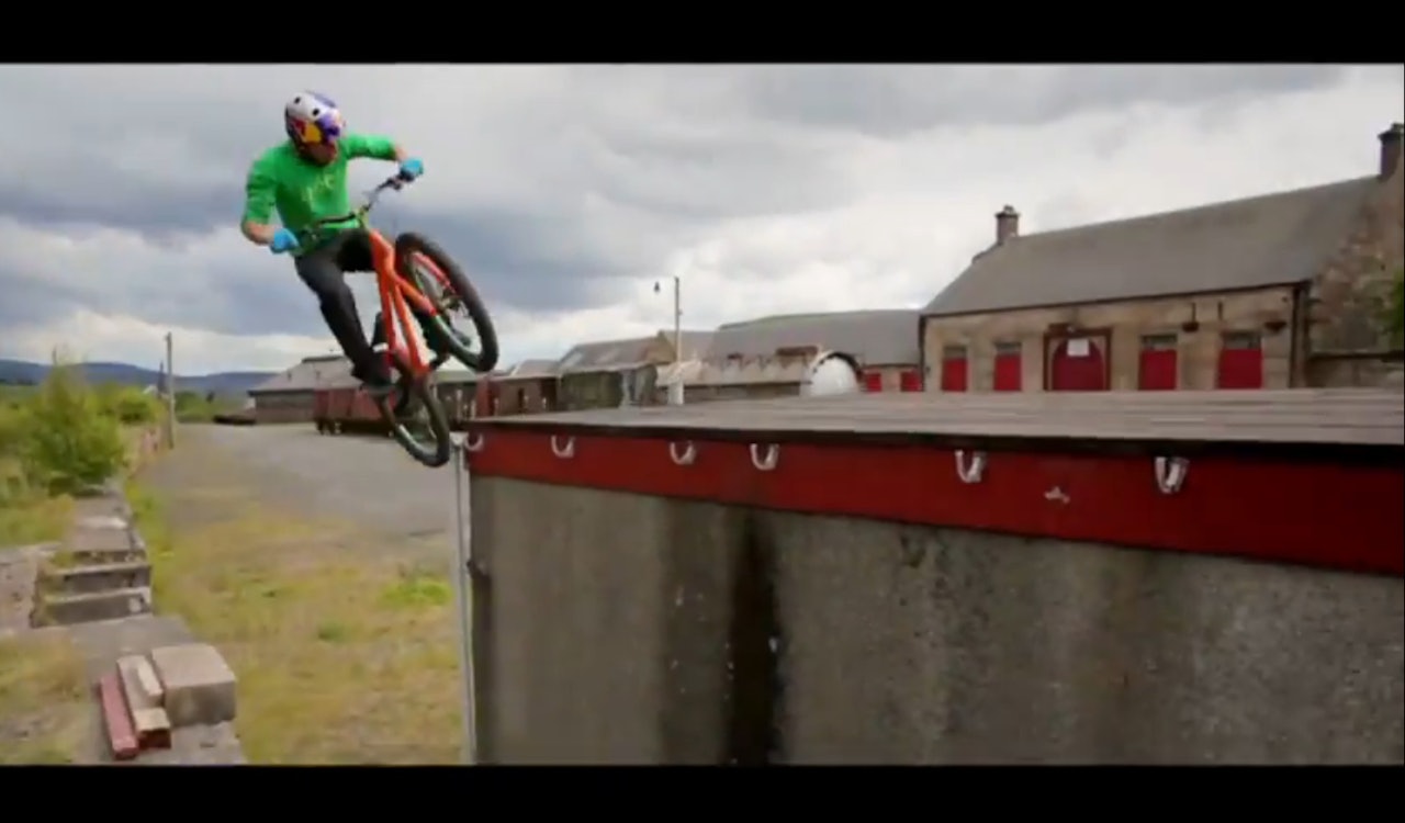 HOPP I VEI: Danny Macaskill hopper høyere og mer presist enn de fleste. danny macaskill