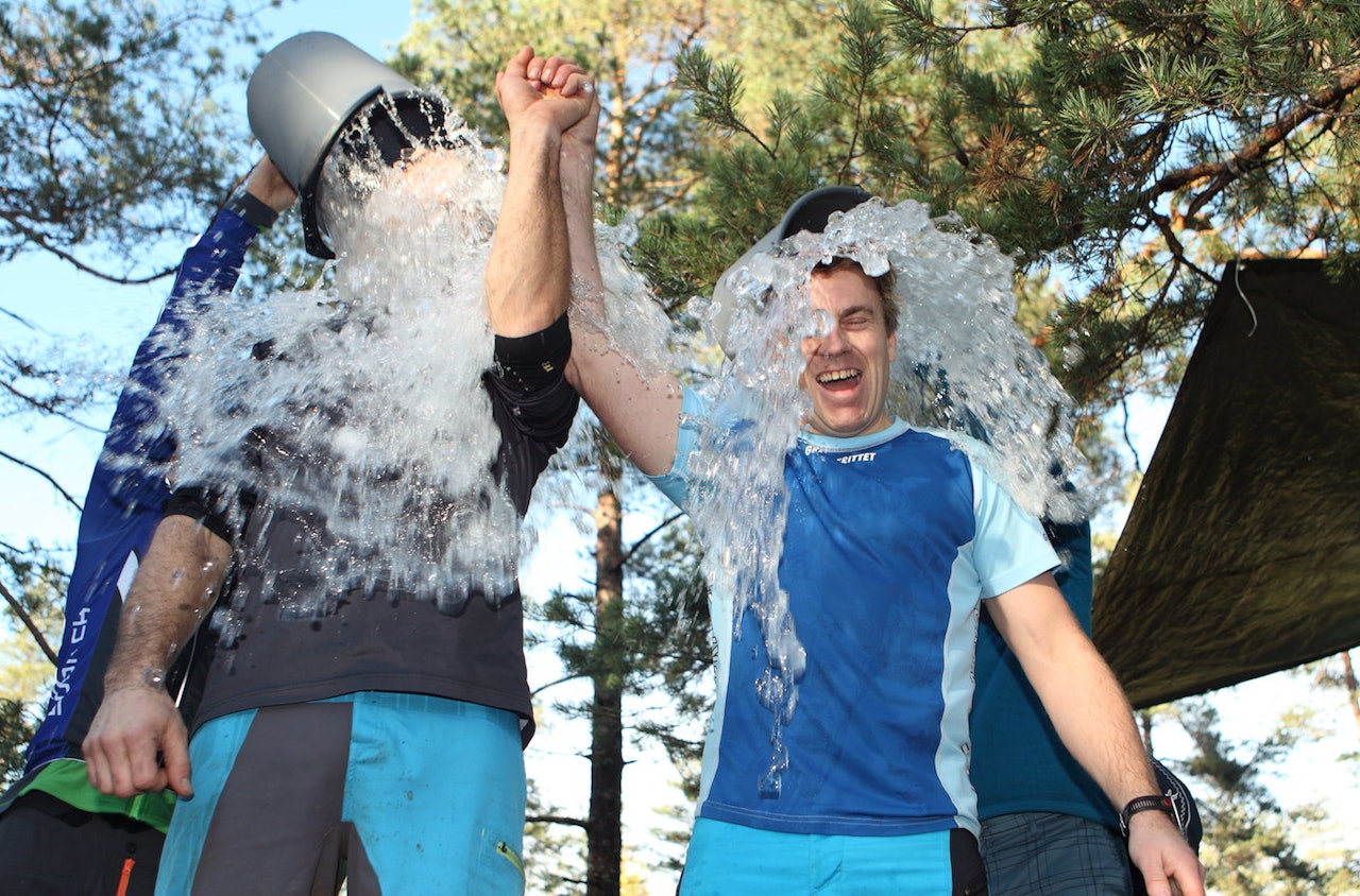 FORFRISKENDE: Thomas Hebæk (til venstre) og Arild Vegstø fikk kjølt seg ned i løpet av ettermiddagen, men understreker at isbøtta var et forfriskende innslag. Foto: Lars Ulvestad FORFRISKENDE: Thomas Hebæk (til venstre) og Arild Vegstø fikk kjølt seg ned i løpet av ettermiddagen, men understreker at isbøtta var et forfriskende innslag. Foto: Lars Ulvestad