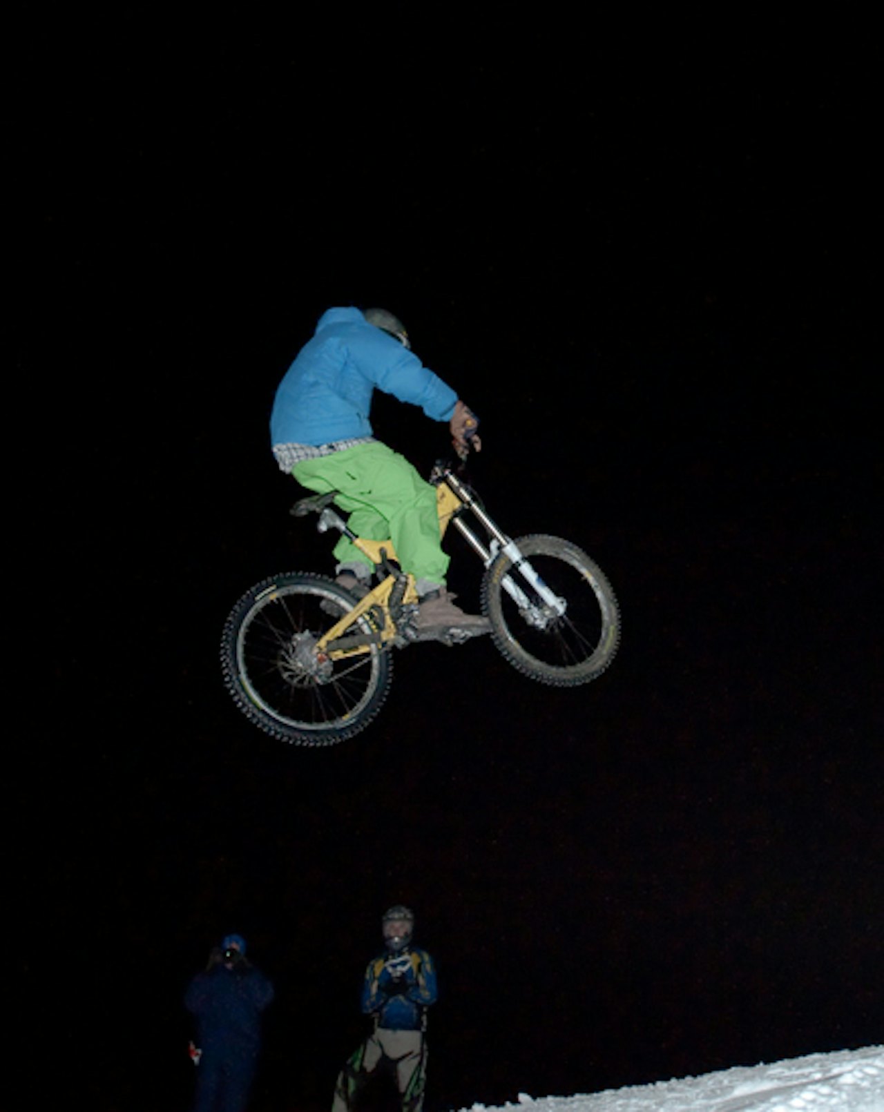 Initiativtaker Jonas Tilseth viser hvordan man skal hoppe på big jump i stummende mørke! Selv etter tre timer sykling var han ikke fornøyd, så da anlegget i bakken ble avslått fikk han lånt seg en lykt for å fortsette moroa. Initiativtaker Jonas Tilseth viser hvordan man skal hoppe på big jump i stummende mørke! Selv etter tre timer sykling var han ikke fornøyd, så da anlegget i bakken ble avslått fikk han lånt seg en lykt for å fortsette moroa.