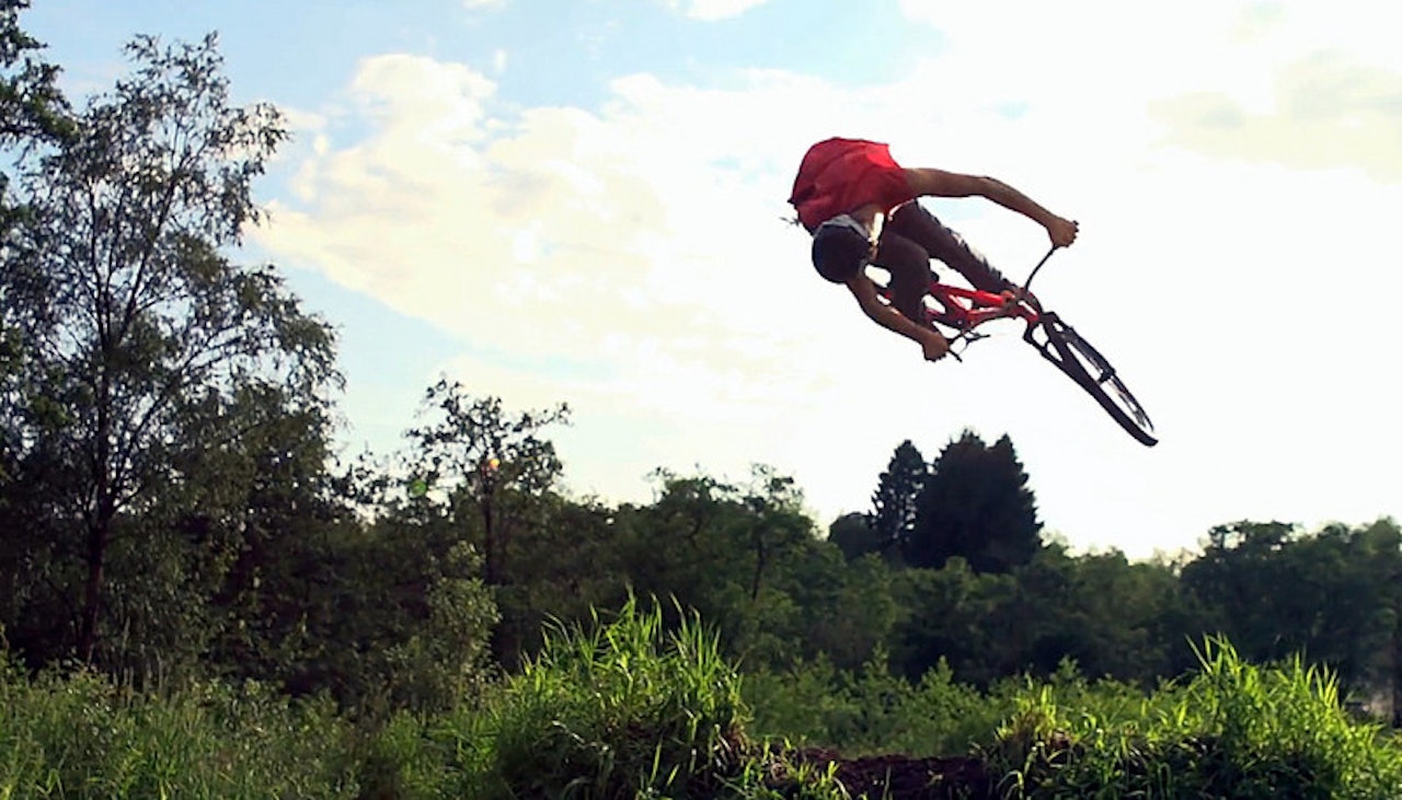 SÆDALEN: Kristoffer Haugland midt i en flat 360 over dirthoppene i Sædalen. SÆDALEN: Kristoffer Haugland midt i en flat 360 over dirthoppene i Sædalen.