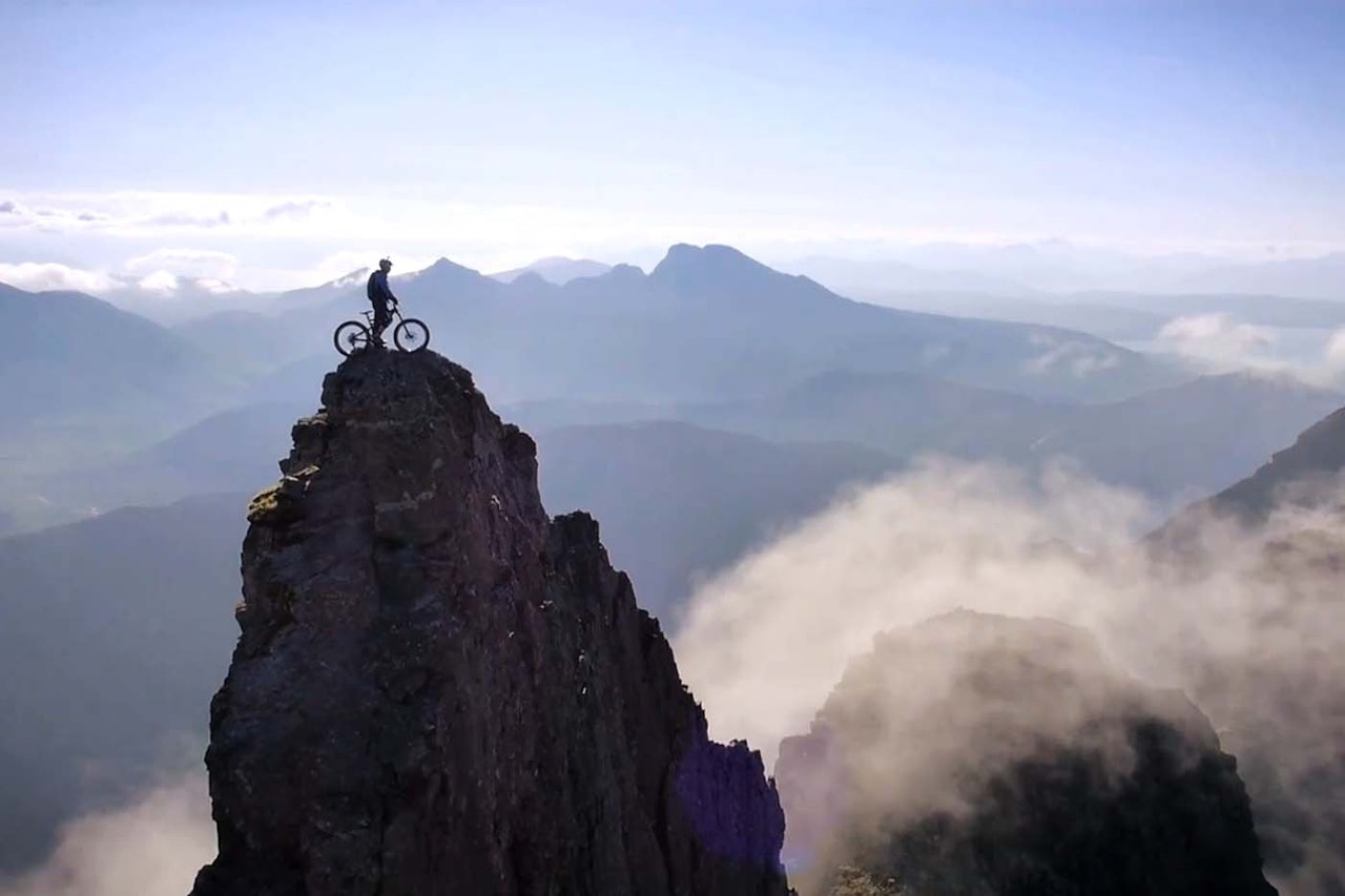 DANNY MACASKILL: Den talentfulle syklisten tar med seg fulldemperen til fjells i sin nye film. Foto: Skjermdump danny macaskill the ridge