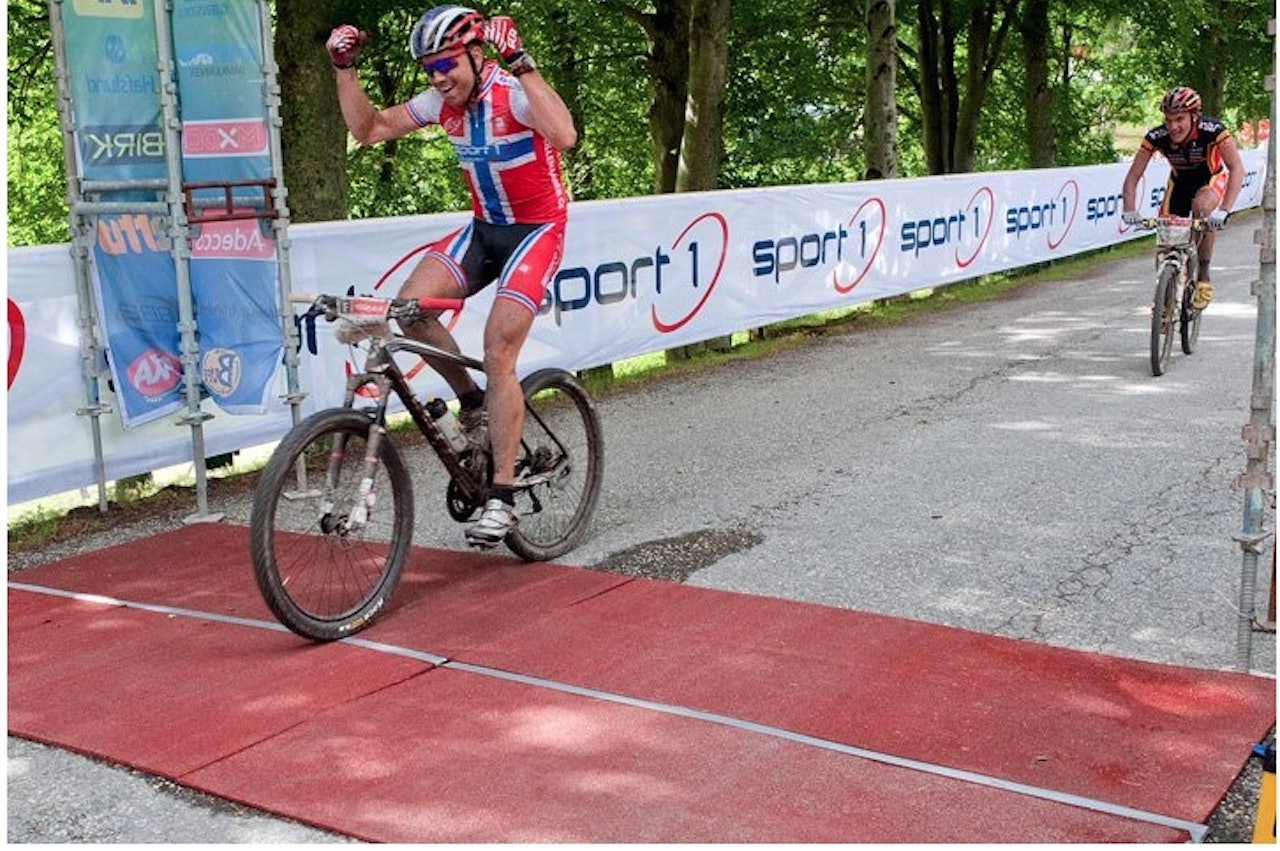 SPURTSEIER: Lars Ragnar Manengen fikk sin seier i Grenserittet etter en tøff spurt mot Greg Saw og Mattias Wengelin. SPURTSEIER: Lars Ragnar Manengen fikk sin seier i Grenserittet etter en tøff spurt mot Greg Saw og Mattias Wengelin.