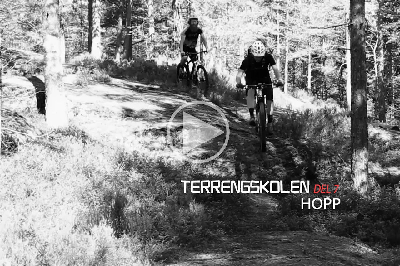 HOPP, DA: Hvis farten er lav, må du passe på å trekke til deg styret, slik at bakhjulet forlater kanten mens sykkelen ligger rimelig vannrett. Bilde: Christian Nerdrum HOPP, DA: Hvis farten er lav, må du passe på å trekke til deg styret, slik at bakhjulet forlater kanten mens sykkelen ligger rimelig vannrett. Bilde: Christian Nerdrum