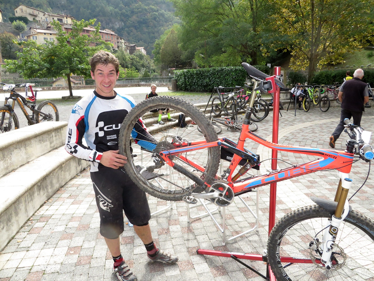 SELVGJORT: Nico Lau mekker på sykkelen sin selv. Sykkelen bærer også preg av en lang og tøff endurosesong. Han sykler på en Cube Stereo 650B med 160 mm vandring og karbonramme. Ingen fancy greier, bare ren funksjon hele veien. SELVGJORT: Nico Lau mekker på sykkelen sin selv. Sykkelen bærer også preg av en lang og tøff endurosesong. Han sykler på en Cube Stereo 650B med 160 mm vandring og karbonramme. Ingen fancy greier, bare ren funksjon hele veien.