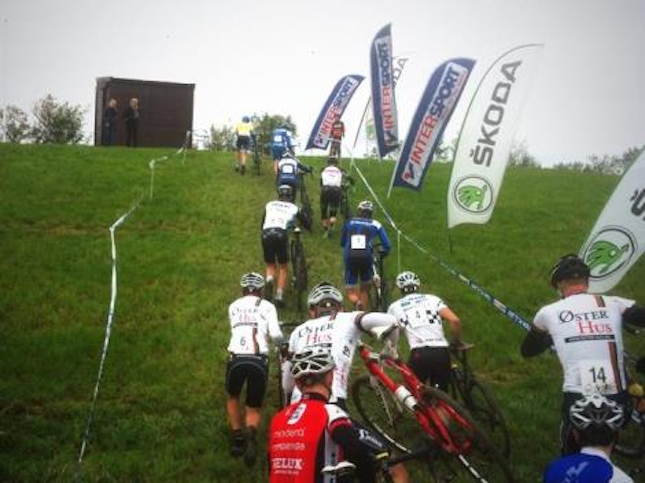 NØYTRAL ARENA: Sykkelkross er en gren der både terrengsyklister og landeveissyklister har sine fordeler, og mange terrengsyklister lar seg friste av muligheten til å måle krefter med landeveisspesialistene. Foto: NCF NØYTRAL ARENA: Sykkelkross er en gren der både terrengsyklister og landeveissyklister har sine fordeler, og mange terrengsyklister lar seg friste av muligheten til å måle krefter med landeveisspesialistene. Foto: NCF