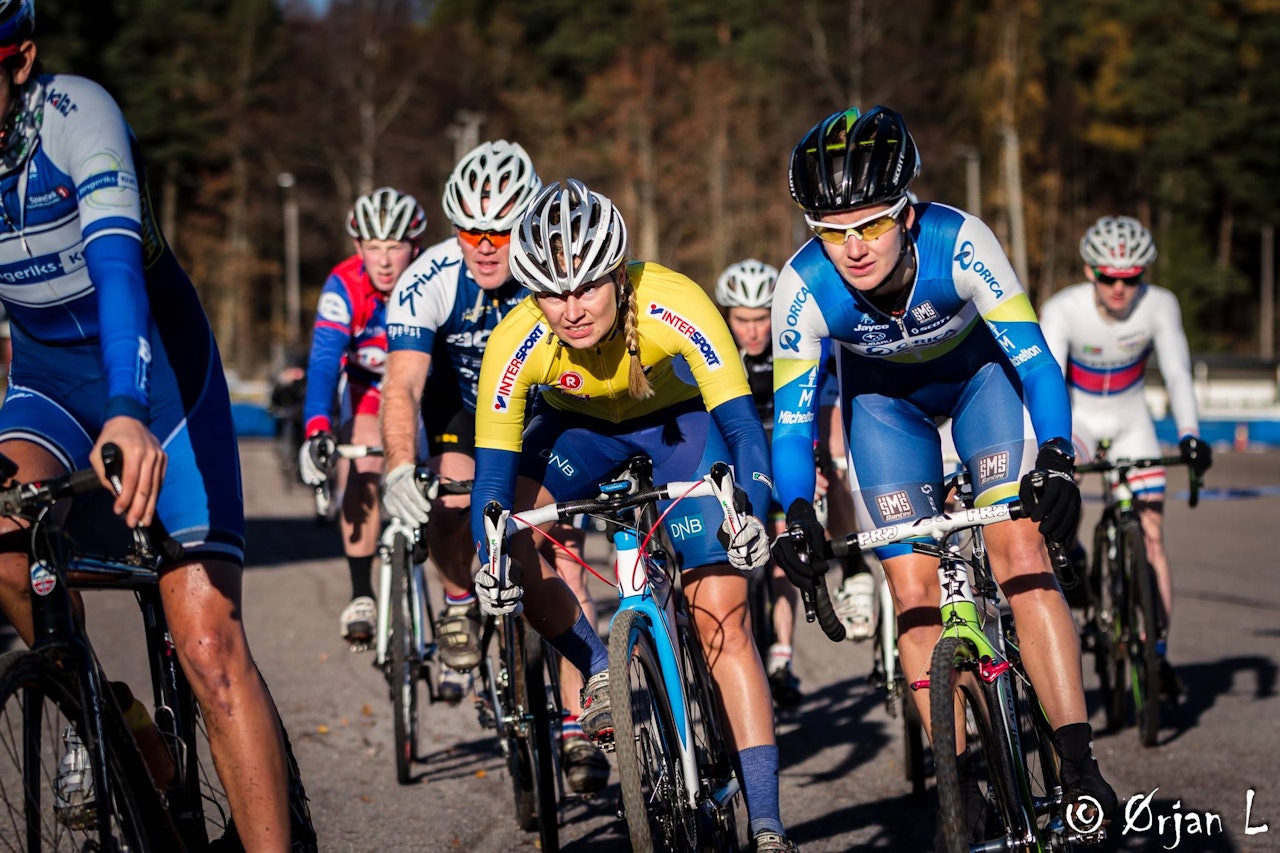 TØFF KAMP: Norgescupleder, Tiril Hole Mohr, fikk tøff konkurranse av den svenske toppsyklisten, Emma Johansson. Foto: Ørjan Lauritzen TØFF KAMP: Norgescupleder, Tiril Hole Mohr, fikk tøff konkurranse av den svenske toppsyklisten, Emma Johansson. Foto: Ørjan Lauritzen