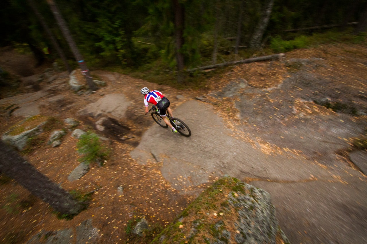 PÅ VEI NED: Erik Nordsæter Resell slipper seg ned svabergene i Østmarka. (foto: Snorre Veggan) PÅ VEI NED: Erik Nordsæter Resell slipper seg ned svabergene i Østmarka. (foto: Snorre Veggan)