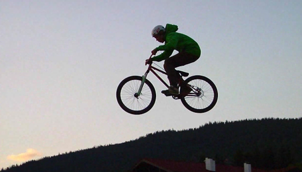 PHONE HOME: Olav Fjære i et film-nostalgisk øyeblikk i Replay. Skjermdump: Airtime Productions PHONE HOME: Olav Fjære i et film-nostalgisk øyeblikk i Replay. Skjermdump: Airtime Productions