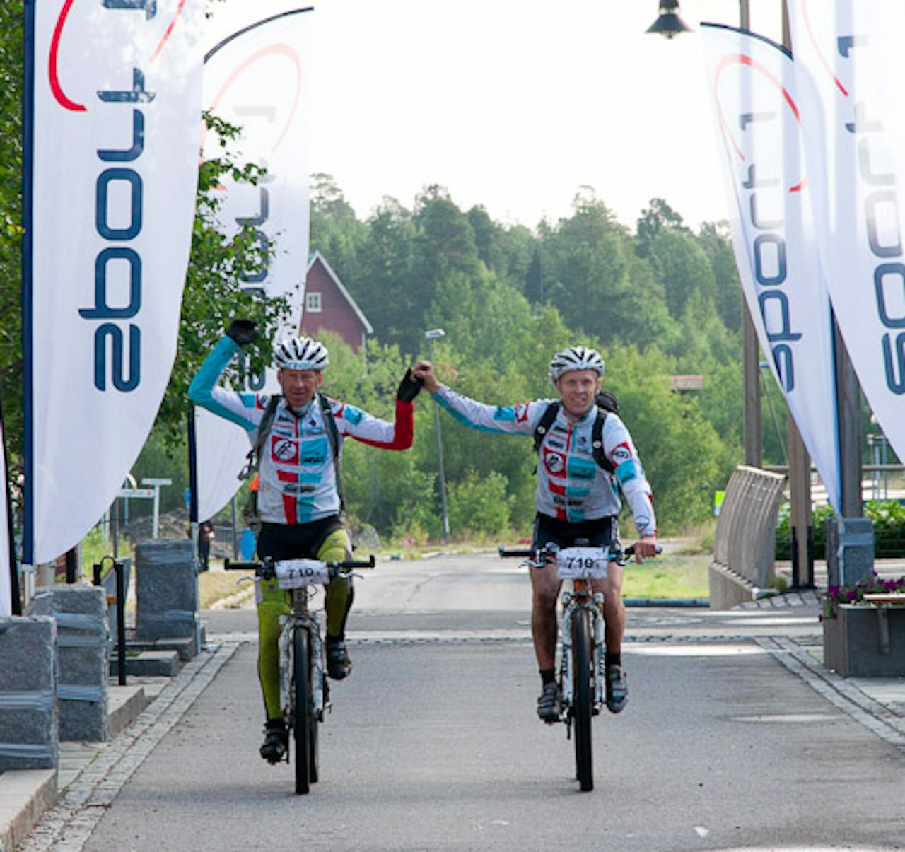 HÅND I HÅND: Geir Ludvig Aasen Ouren og Jon Kristian Svaland hadde mer enn god nok tid til å juble over mål. Foto: Offroadfinnmark HÅND I HÅND: Geir Ludvig Aasen Ouren og Jon Kristian Svaland hadde mer enn god nok tid til å juble over mål. Foto: Offroadfinnmark