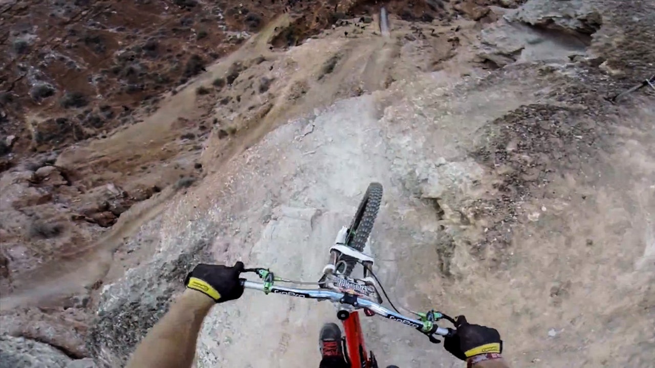 BRYSTKASSEPERSPEKTIV: Og det verste er at McGarry bare klarerte den 22-meter brede kløfta med en liten meter. BRYSTKASSEPERSPEKTIV: Og det verste er at McGarry bare klarerte den 22-meter brede kløfta med en liten meter.