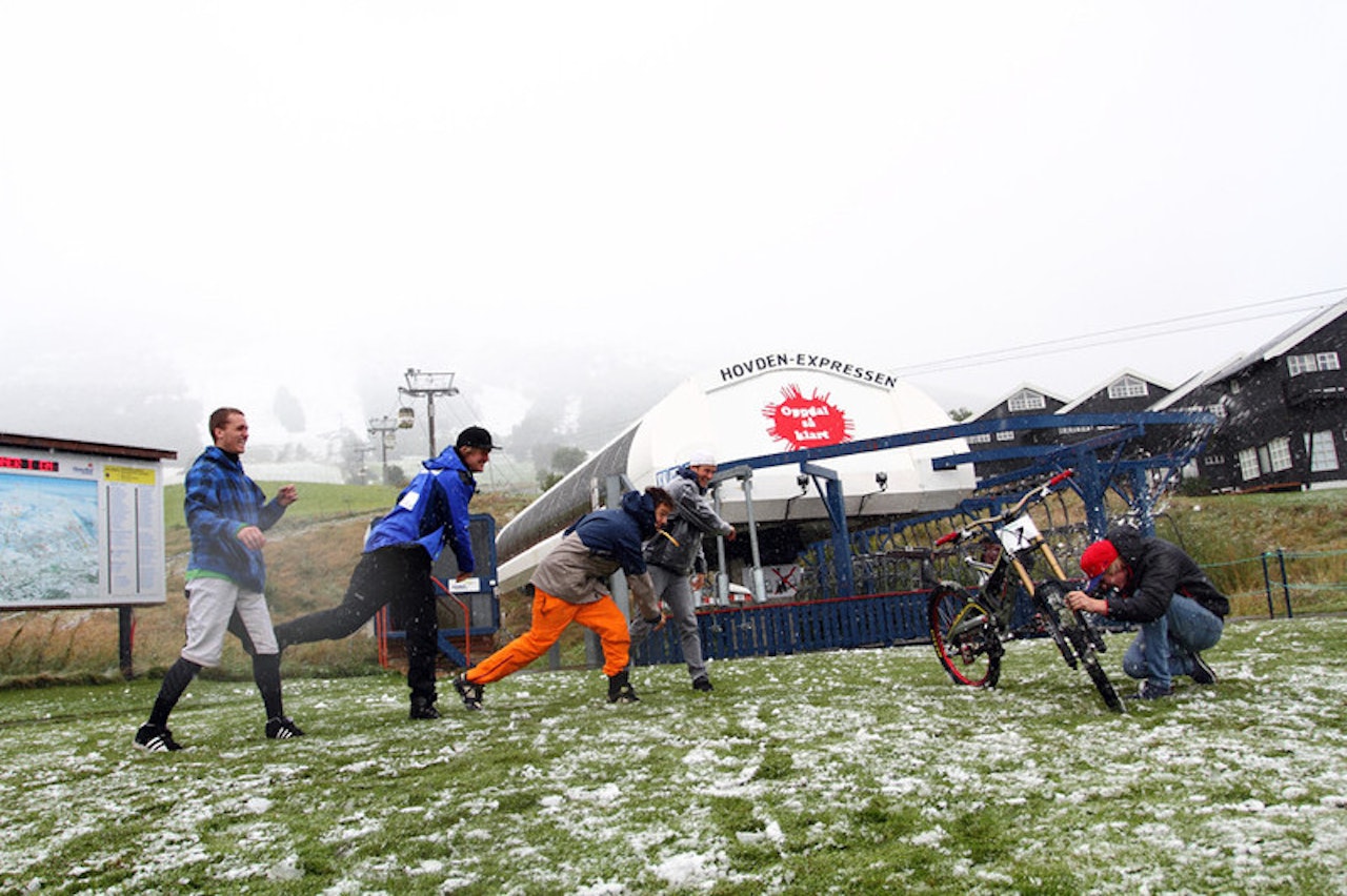 HJEMMEBANEFORDEL?: Knut Løkås (blå jakke) + landslagskollegene Kristoffer Haugland (oransje bukse), Zakarias Blom Johansen (grå bukse) og Isak Leivsson (i shorts!) kaster snøball på hjemmehåpet Snorre Setrom, som gjemmer seg bak sykkelen sin. Sjekk dagens snøfall i Oppdal i bakgrunen! Foto: Tore Meirik HJEMMEBANEFORDEL?: Knut Løkås (blå jakke) + landslagskollegene Kristoffer Haugland (oransje bukse), Zakarias Blom Johansen (grå bukse) og Isak Leivsson (i shorts!) kaster snøball på hjemmehåpet Snorre Setrom, som gjemmer seg bak sykkelen sin. Sjekk dagens snøfall i Oppdal i bakgrunen! Foto: Tore Meirik