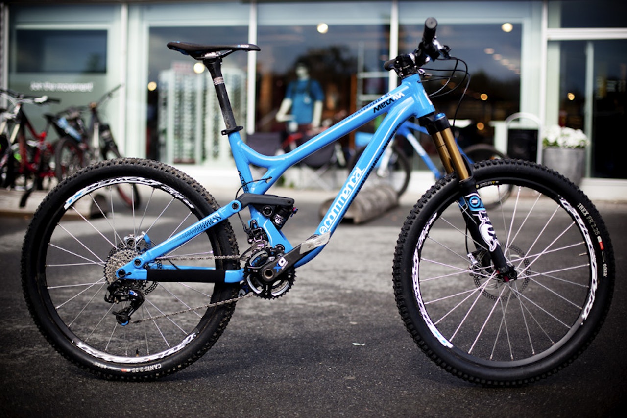 LAV OG RASK: Den nye Meta AM har fått lavere overrørshøyde, lavere tyngdepunkt, og skal derav kunne håndteres bedre i ulendt terreng. LAV OG RASK: Den nye Meta AM har fått lavere overrørshøyde, lavere tyngdepunkt, og skal derav kunne håndteres bedre i ulendt terreng.