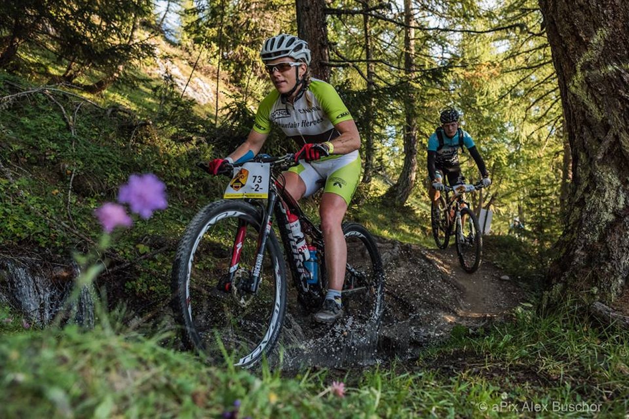 EPISK: Kristin Aamodt danser nedover fjellsidene i de sveitsiske Alpene, her med Halvor Aschjem på hjul. Foto: Arrangøren EPISK: Kristin Aamodt danser nedover fjellsidene i de sveitsiske Alpene, her med Halvor Aschjem på hjul. Foto: Arrangøren