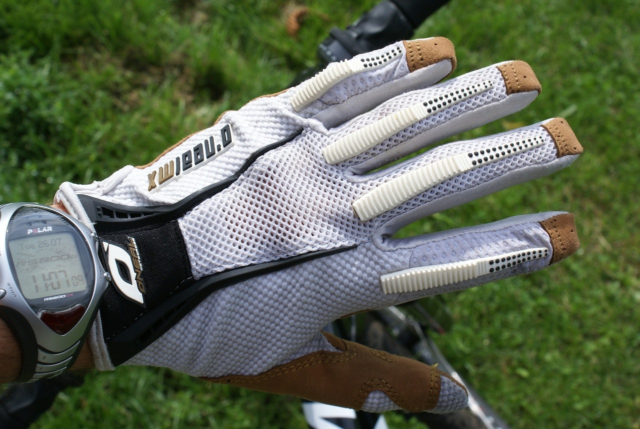 HÅNDFAST: Oneal Revolution Glove er en lett og luftig hanske, som fungerer svært bra til grov kjøring.