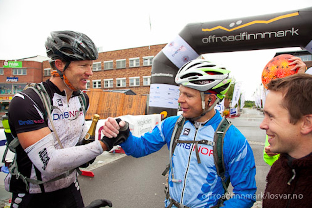 SEIERHERRENE: Daniel Strand og Håvard Hansen gratulerer hverandre med seieren.Foto: offroadfinnmark.no