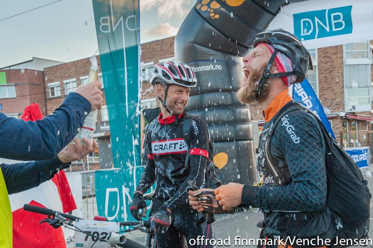 UBESKRIVELIG: Erik Skovgaard Knudsen (til høyre) og makker Per Thomsen feiret som seg hør og bør etter over to dager og 70 mil i ødemarken. Foto: Venche Jensen UBESKRIVELIG: Erik Skovgaard Knudsen (til høyre) og makker Per Thomsen feiret som seg hør og bør etter over to dager og 70 mil i ødemarken. Foto: Venche Jensen