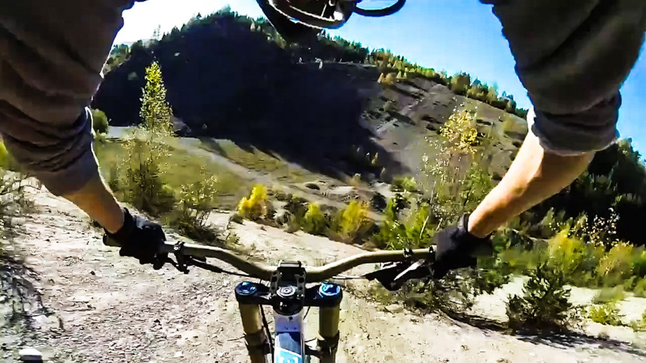 TILBAKE TIL SANDKASSA: Andreas Vold har funnet diverse sandtak å sykle på i Oslo-området, og på det siste har han til og med satt opp et par hopp. TILBAKE TIL SANDKASSA: Andreas Vold har funnet diverse sandtak å sykle på i Oslo-området, og på det siste har han til og med satt opp et par hopp.