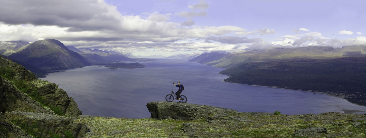 FOR ET SKUE: Landskapet i Skiboten er upåklagelig, noe utsikten fra Bollmasveien illustrerer. Foto: Chris Brynjulfsen