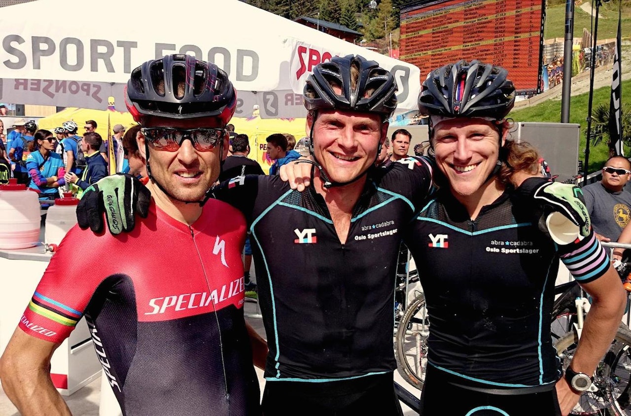 VERDENSMESTER: Sven KIlander (midten) og Jo Nordskar fikk sjansen til å henge litt med verdensmester Christoph Sauser etter målgang i prologen. Foto: Fredrik Lingvall VERDENSMESTER: Sven KIlander (midten) og Jo Nordskar fikk sjansen til å henge litt med verdensmester Christoph Sauser etter målgang i prologen. Foto: Fredrik Lingvall